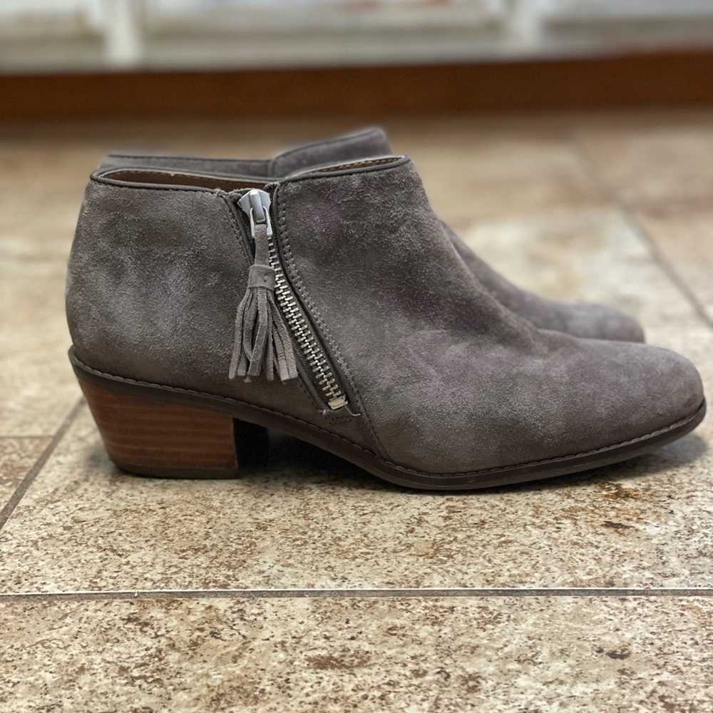 Vionic Serena Suede Ankle Boots 6.5 zipper grey. Used but very good condition!